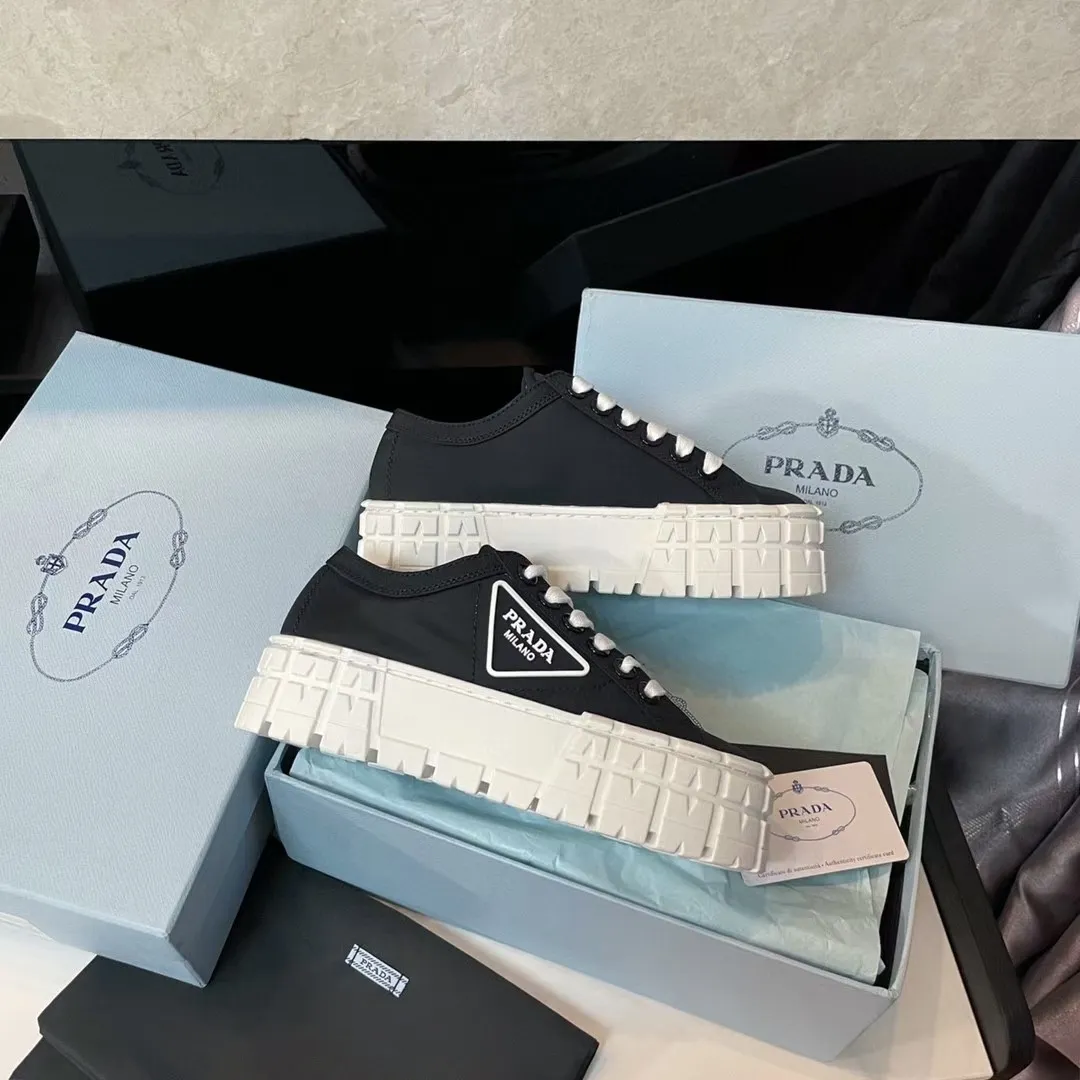 P420👟👟 2024 launches Prada’s latest catwalk shoes, the dad shoe series ͏ 💥PRADA early spring T-stage catwalk style👠Small fresh air with a little expensive feel, very perfect on the feet💃Elegant and elegant, crystal clear, regardless of the quality of accessories, they are all customized one-to-one, zero distance from the original version 1⃣Upper: imported nylon waterproof cloth + glue injection molding process 2⃣Inner lining: mixed sheepskin lining 3⃣Outsole: original one-to-one molded TPU outsole 4⃣🔺Original packaging Heel height 5cm 5⃣Number: 34-40🐎